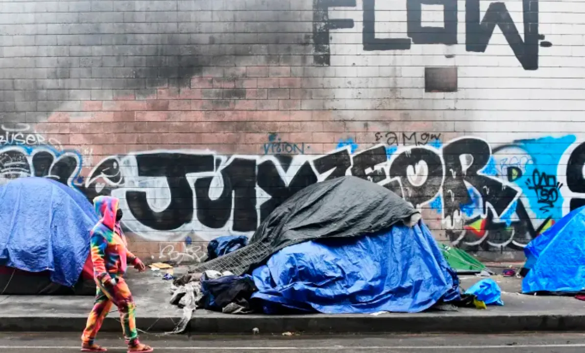 Los Angeles utilizza l'IA in un programma pilota per prevedere la situazione dei senza tetto e allocare aiuti