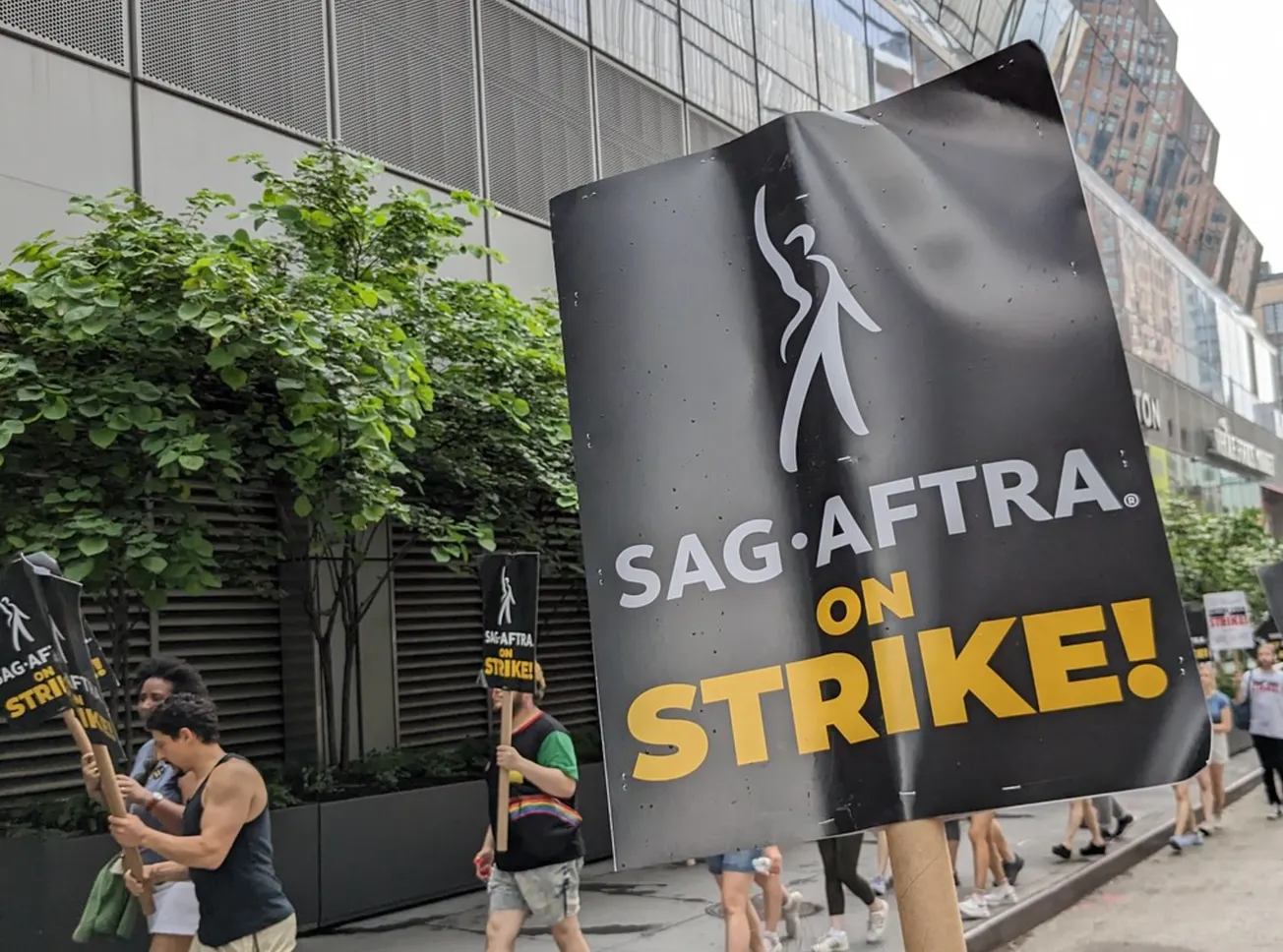 SAG-AFTRA ottiene protezioni contro l'IA per artisti che hanno firmato con grosse case discografiche