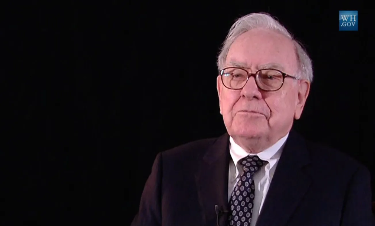 Warren Buffett lancia allarme sull'IA, paragonandola alla bomba atomica e avvertendo che alimenterà le frodi