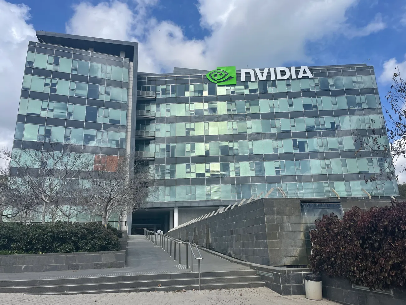 Il valore di mercato di Nvidia, leader nel settore dell'IA, si avvicina a quello di Apple