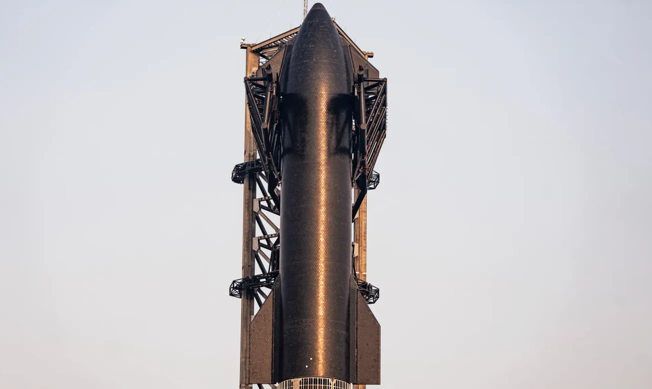 SpaceX lancia il gigantesco razzo Starship e lo recupera per la prima volta