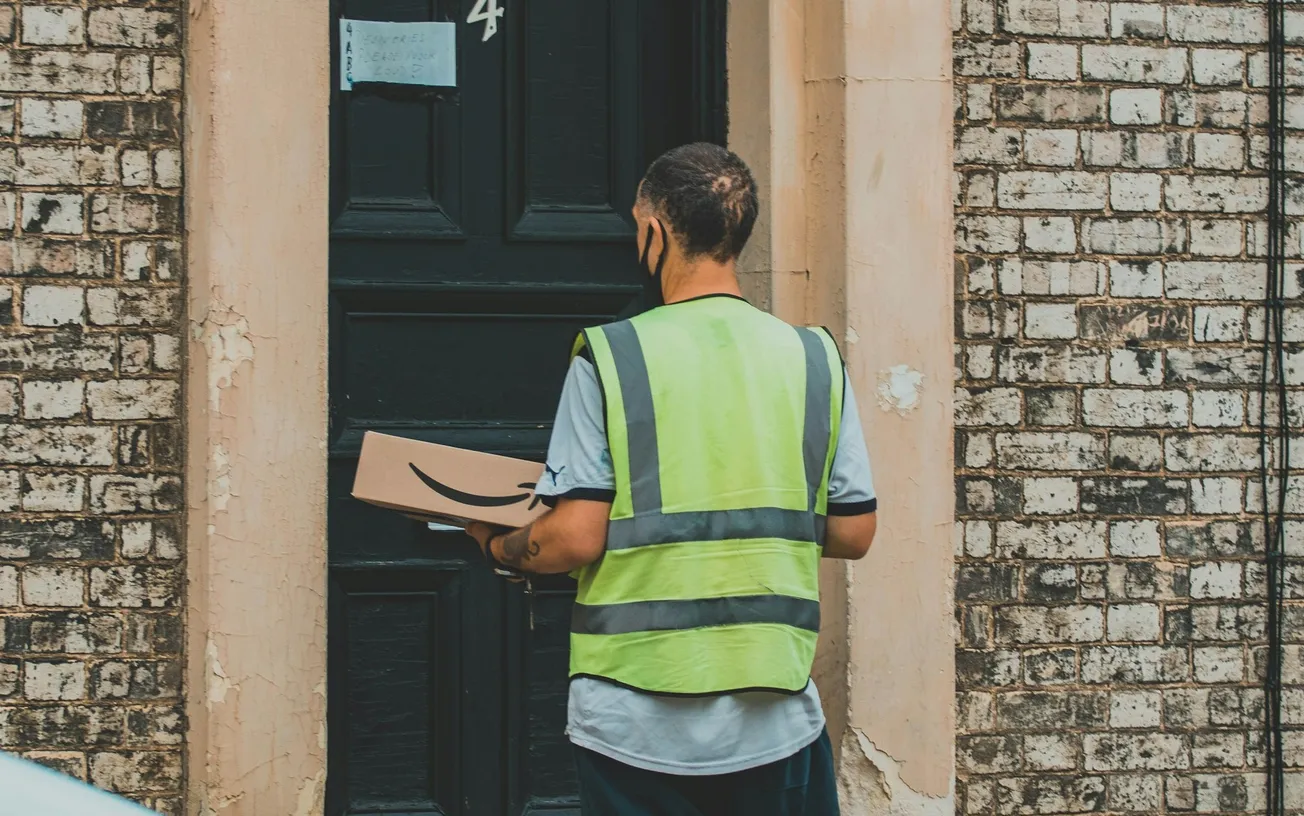 Sciopero dei lavoratori di Amazon in sette stabilimenti nel pieno della stagione degli acquisti natalizi